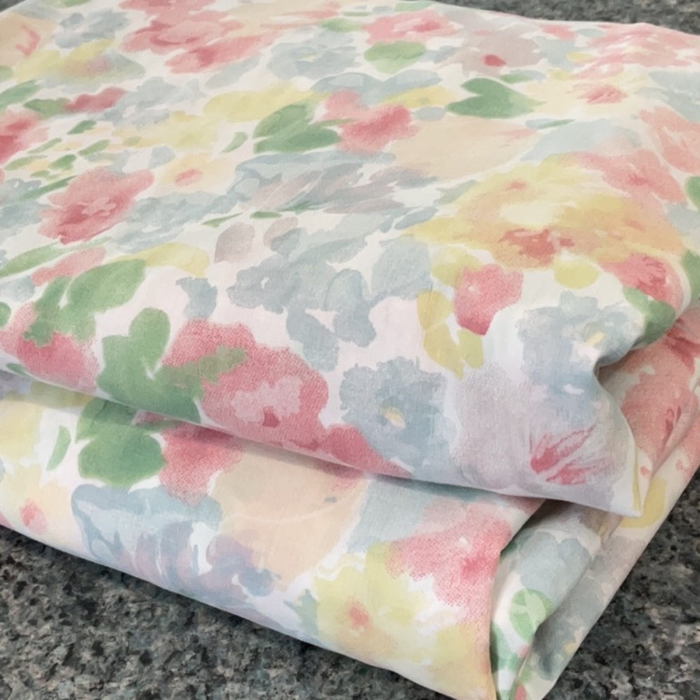 🌸 Vintage full size top flat sheet and pillowcase.